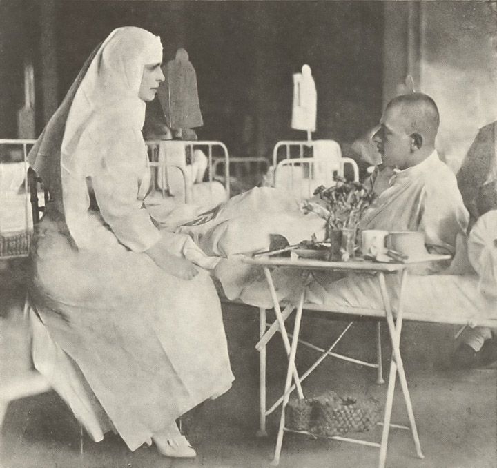 1917_-_Regina_Maria_pe_timpul_vizitei_într-un_spital_în_anul_1917.jpg