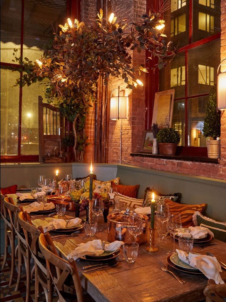 vening table setting in Maxwell’s cozy dining nook, styled with copper accents from Ruffoni.
