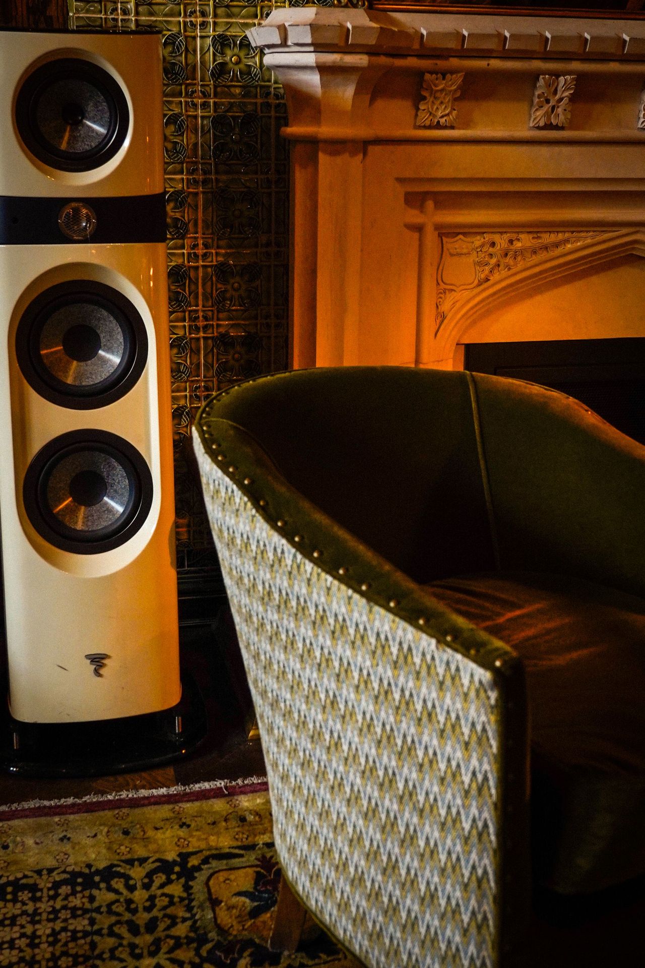Focal Sopra tower speakers deliver rich, clear audio while blending with the Maxwell's luxurious design elements