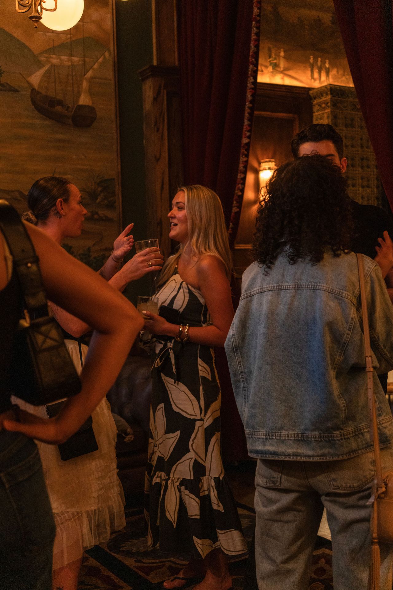 Conversations flowed as guests enjoyed cocktails in Maxwell’s warm and inviting setting
