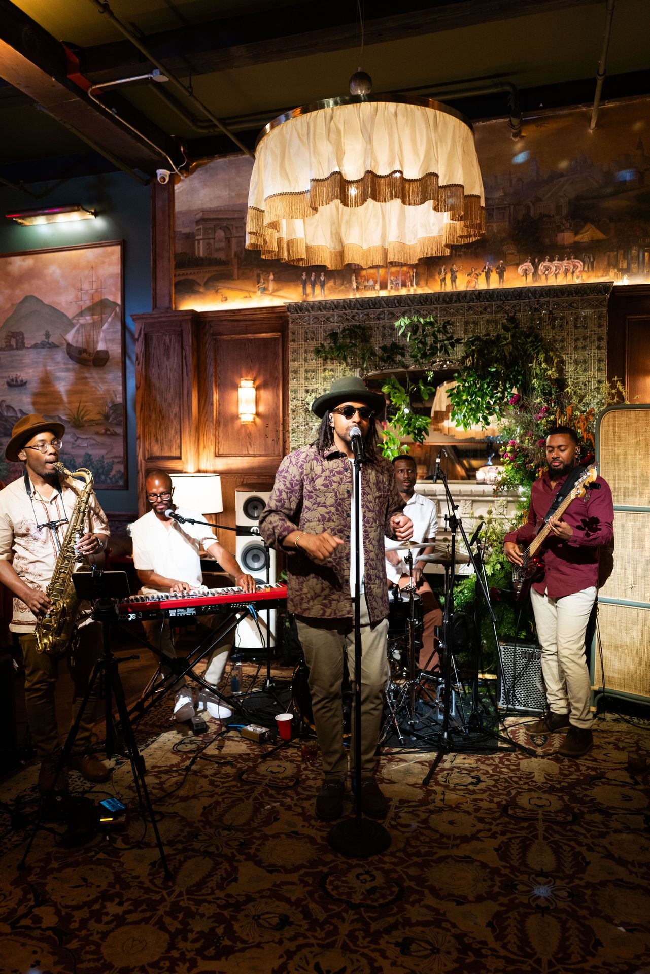 A full band, vintage wallpaper, and that irreplaceable energy of artists feeding off intimacy rather than distance